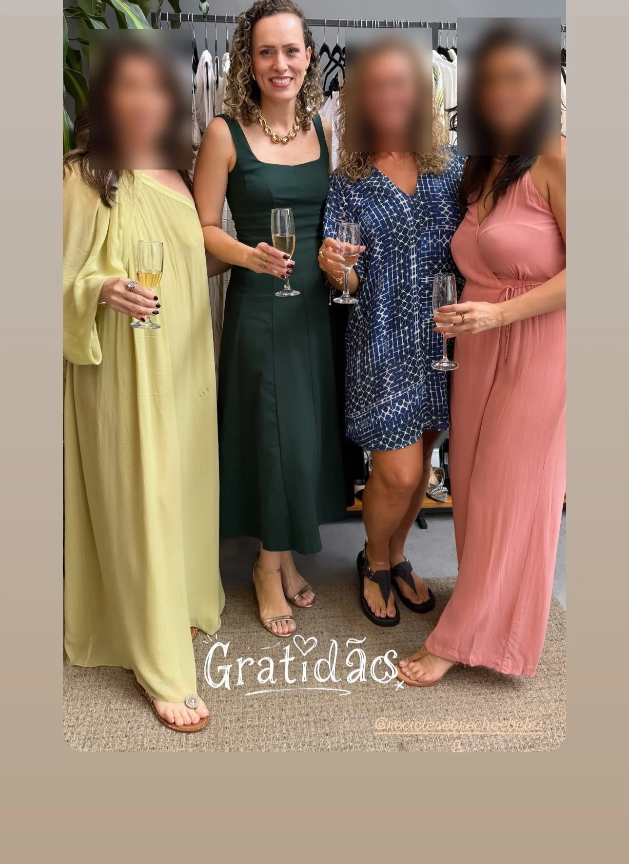 Brinde em grupo ao fim de um encontro de estilo