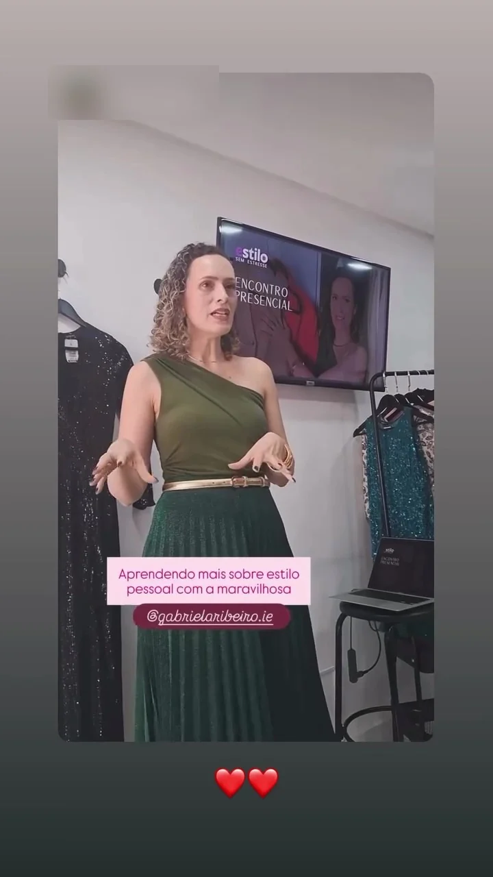 Gabriela apresentando combinações de peças em encontro presencial