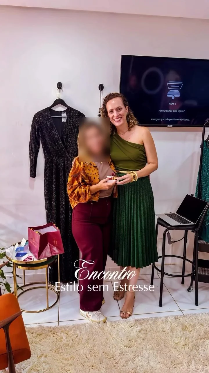 Gabriela com uma aluna ao final de uma consultoria individual