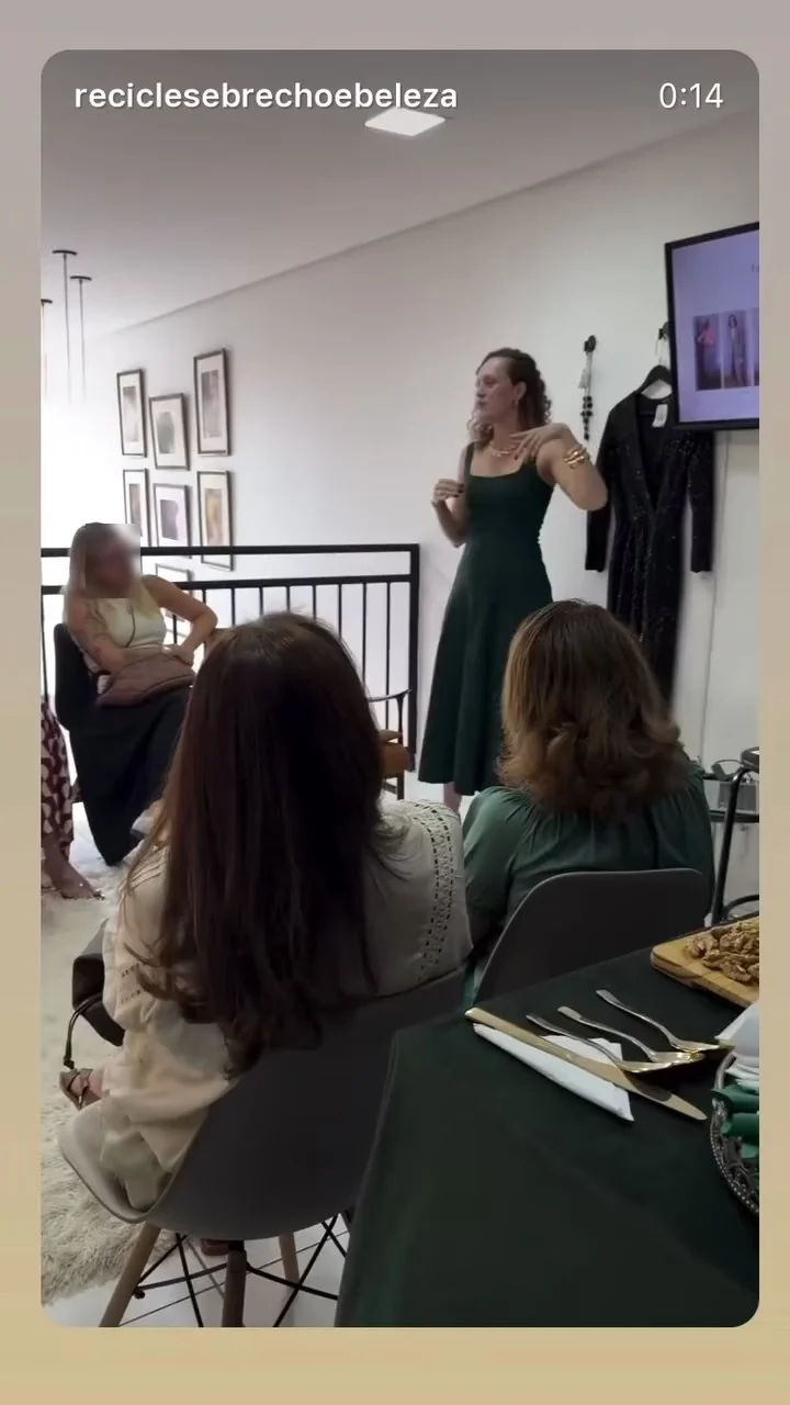 Gabriela apresentando o método para um grupo de alunas sentadas