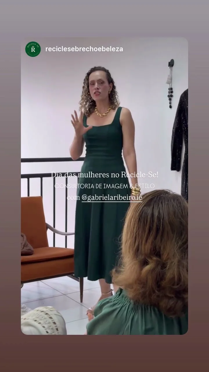 Gabriela apresentando o método em um evento ao ar livre